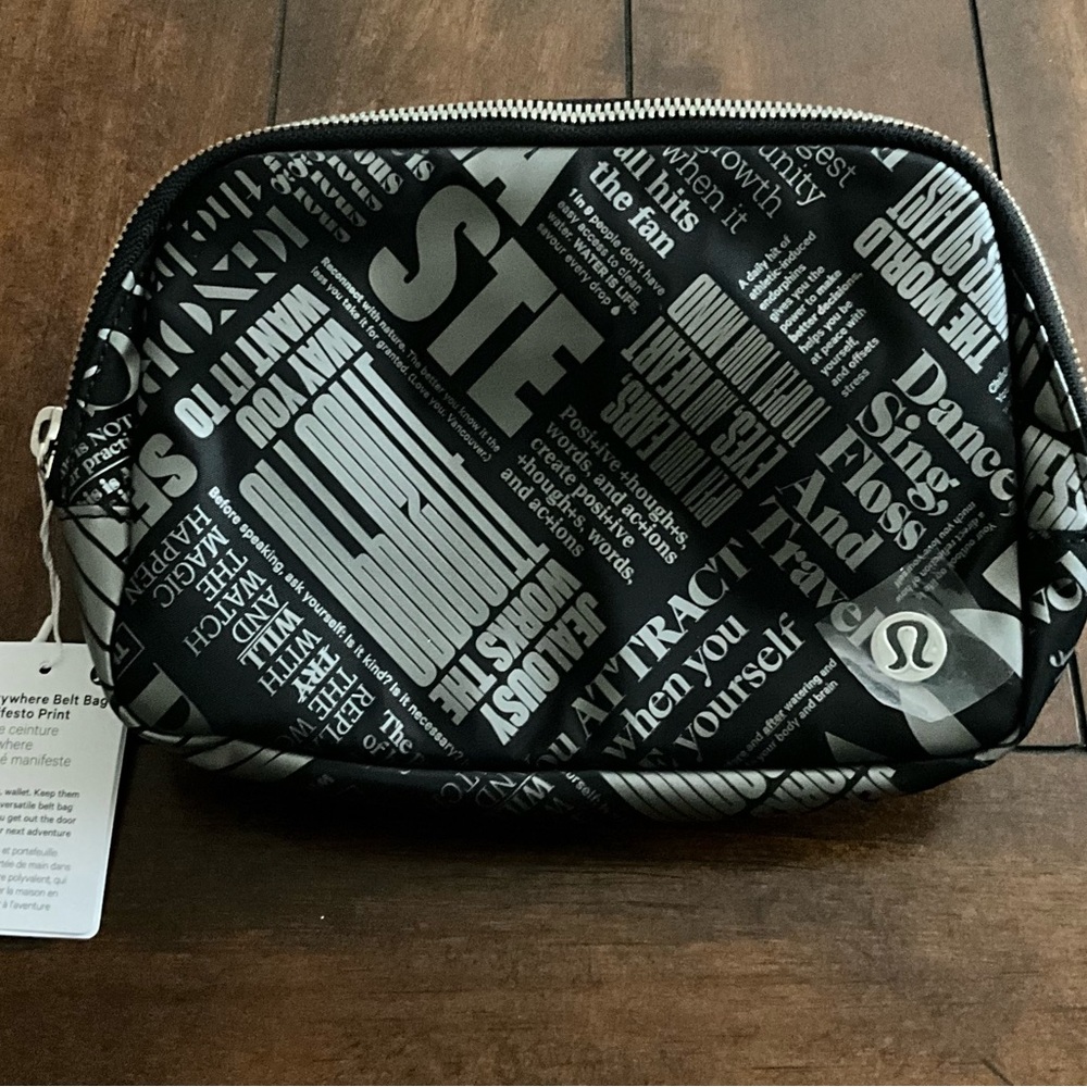 Lululemon Everywhere Belt Bag 1L Manifesto Print Black/Silver